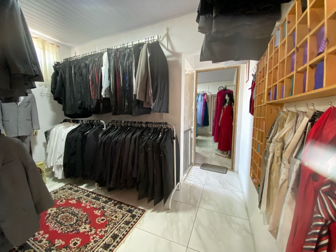 Arara de ternos e vestidos na loja
