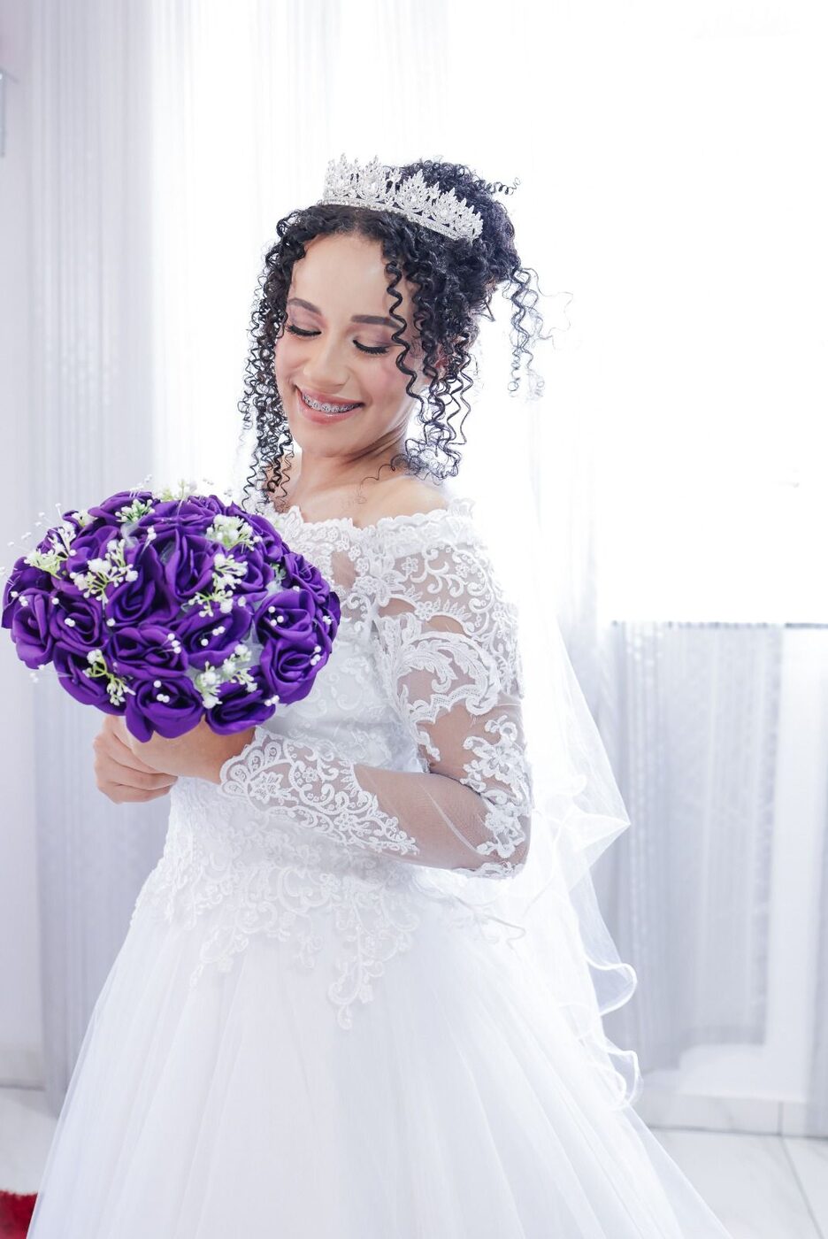 Noiva com vestido de renda e buquê
