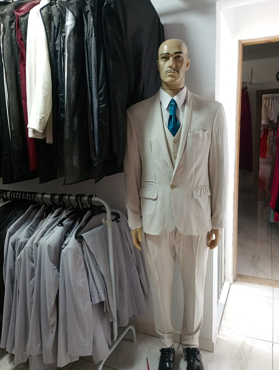 Manequim com traje masculino na loja