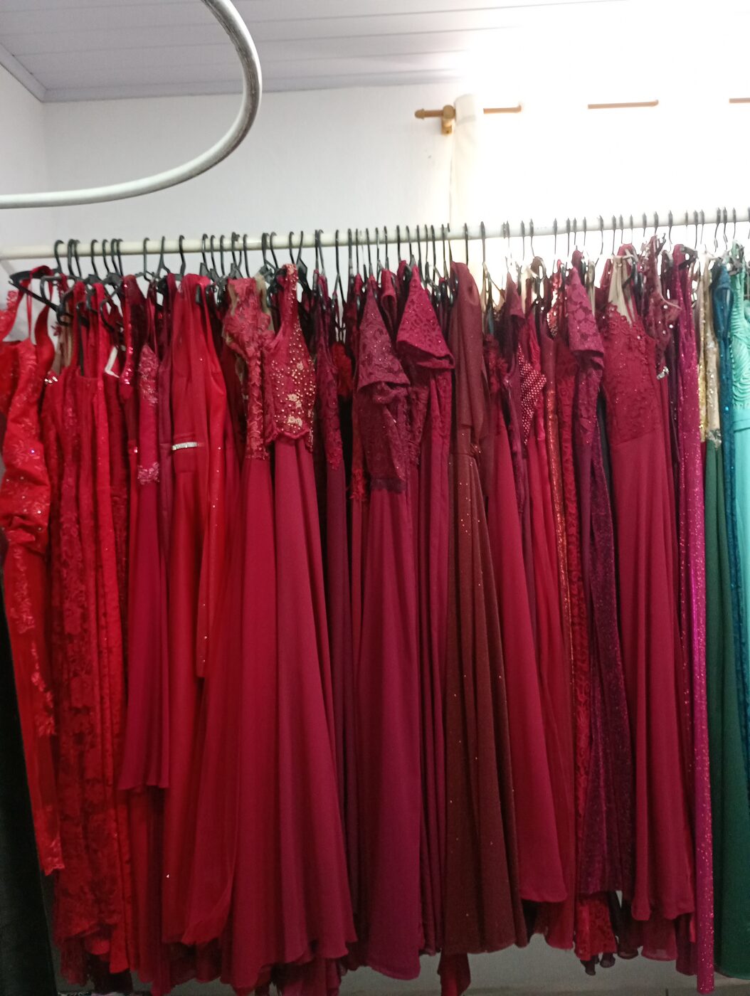 Vestidos longos em tons de vermelho na loja
