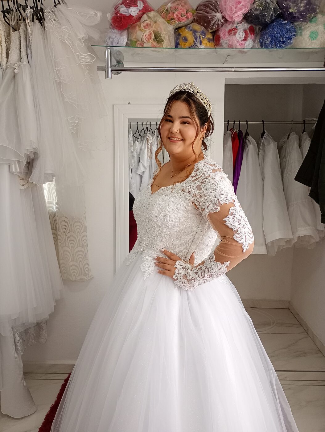 Noiva com vestido de manga longa em renda