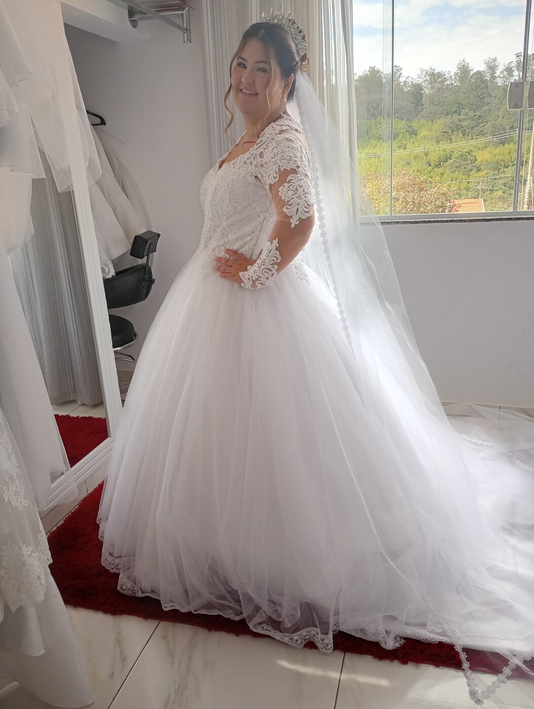 Noiva com vestido de cauda longa